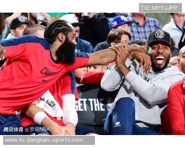 快船队启程前往休斯敦哈登与小卡登机照引发球迷热议